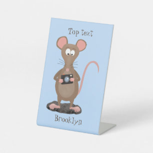 Funny rat met camera-cartoon illustratie reclamebord met voetstuk