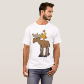 Funny Rubber Chicken Riding Moose Cartoon T-shirt (Voorkant volledig)
