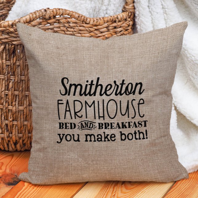 Funny Rustic Burlap Custom Farmhouse Bed Breakfast Kussen (Family name "Farmhouse bed and breakfast" funny country decorator pillow)