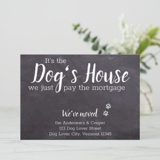 Funny Rustic Chalkboard We hebben Dog Moving Aankondiging (Staand voorkant)