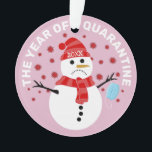 Funny Sad Snowman Quarantaine Noël<br><div class="desc">Quelle année 2020 a été pour tout le monde dans le monde ! Étalez un peu de noël que l'année est presque terminée avec ce joli coronavirus joli ornement de noël arbre de Noël. Avec le texte "L'ANNÉE DE LA QUARANTINE 2020", un triste bonhomme de neige en bande dessinée portant...</div>