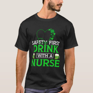 Funny Safety First Drink met een verpleegster St P T-shirt