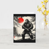 Funny Samurai Bigfoot Japanese Art Graphic Tee Ani Kaart (Gele Bloem)