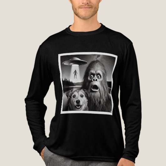 Funny Scared Bigfoot & Dog Watching UFO Alien Tri-Blend Shirt (Voorkant volledig)