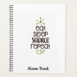Funny Science étudiant école cadeau personnalisé<br><div class="desc">Ce drôle design "Eat Sleep Science Repeat" est parfait pour les étudiants de toutes les classes ! Peut être personnalisé avec le nom de votre enfant. Idéal pour le cadeau de retour à l'école,  cadeau d'anniversaire pour enfants et autres cadeaux de vacances.</div>