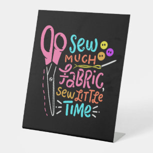 Funny Sewing - Zaai veel stof Reclamebord Met Voetstuk
