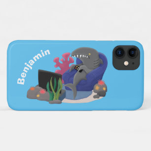 Funny shark die tv-cartoon bekijkt iPhone 11 hoesje