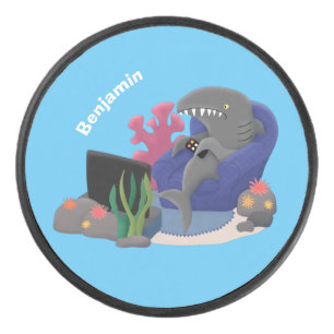 Funny shark die tv-cartoon bekijkt hockey puck