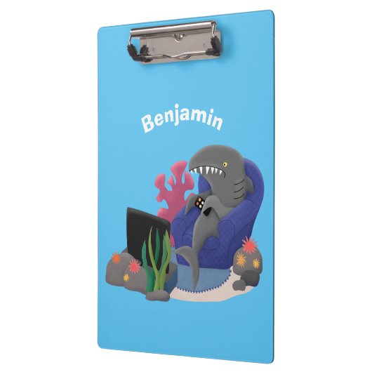Funny shark die tv-cartoon bekijkt klembord (Links)