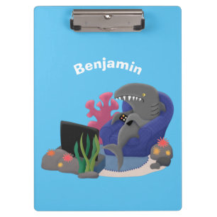Funny shark die tv-cartoon bekijkt klembord