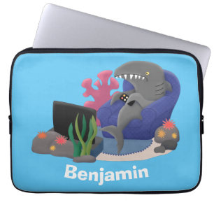 Funny shark die tv-cartoon bekijkt laptop sleeve
