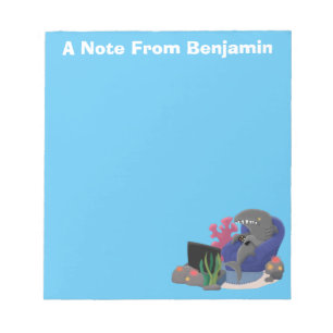 Funny shark die tv-cartoon bekijkt notitieblok