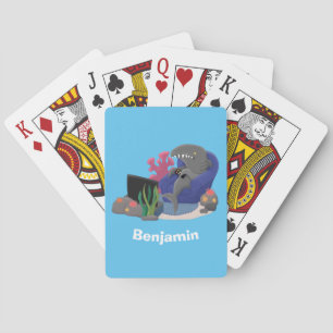 Funny shark die tv-cartoon bekijkt pokerkaarten