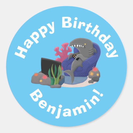 Funny shark die tv-cartoon bekijkt ronde sticker (Voorkant)