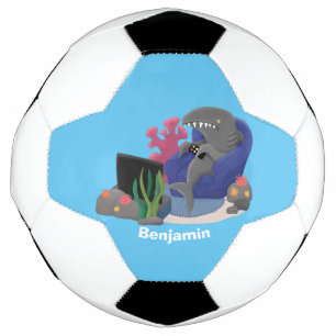 Funny shark die tv-cartoon bekijkt voetbal