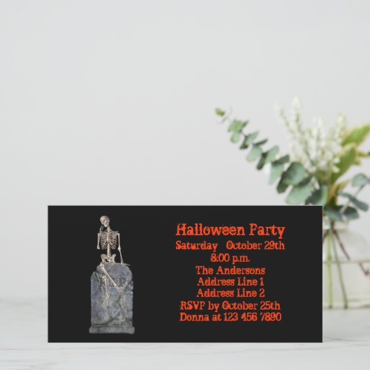Funny Skeleton Tombstone Halloween Invite (Staand voorkant)