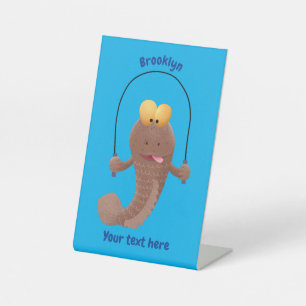 Funny skipping mudskipper fish cartoon reclamebord met voetstuk