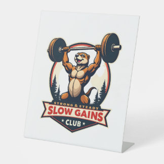 Funny Sloth Gym Shirt Vintage Strong and Slow Desi Reclamebord Met Voetstuk