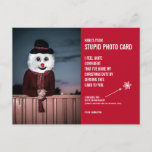 Funny Snowman Noël Stupide carte postale Carte pho<br><div class="desc">Envoyez le cadeau de rire cette période de fêtes avec ces cartes postales hilarantes de Noël! Nous savons tous que nous sommes "supposés" envoyer des cartes photos à Noël - c'est la pratique culturellement acceptée, après tout. Eh bien, ces cartes disent, "Voici votre carte photo stupide", et elles incluent une...</div>