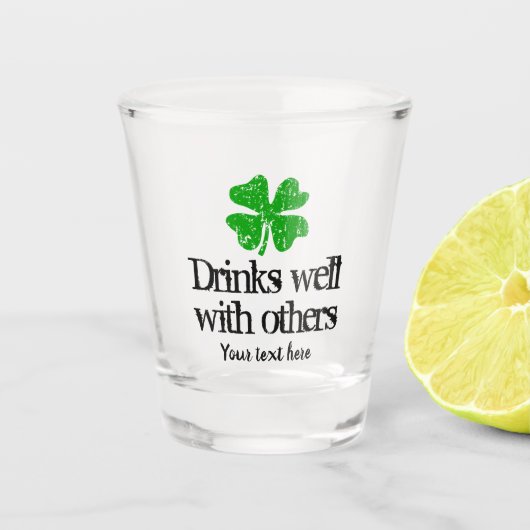 Funny St Patrick's Day citeert groene shamrock Shot Glas (Voorkant)