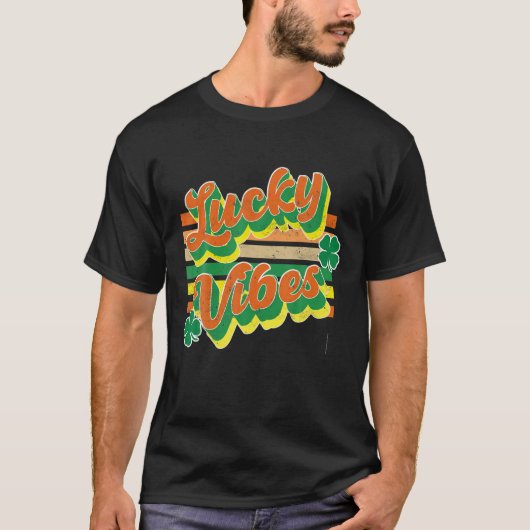 Funny St Patrick's Day  Retro Lucky Vibes C T-shirt (Voorkant)