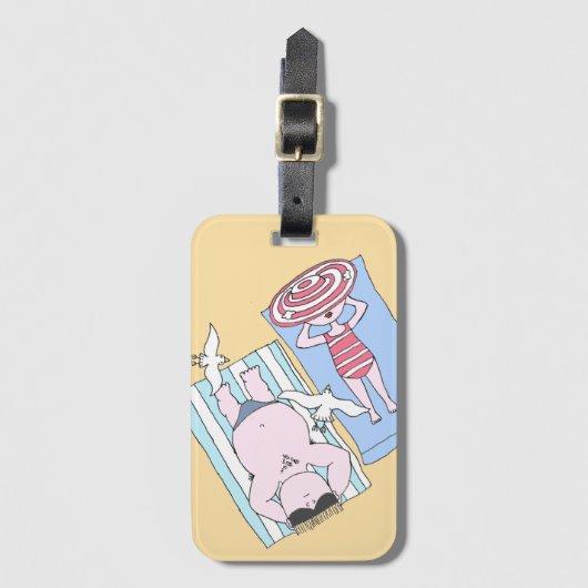 Funny Sunbathing Couple Cartoon Seaside Art Bagagelabel (Voorkant (verticaal))