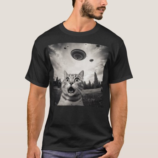 Funny Surprised And Scared Cat Selfie With UFO T-shirt (Voorkant)