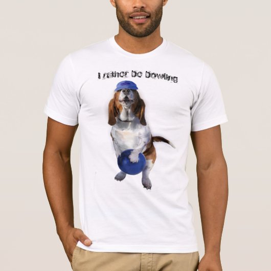 Funny T-shirt met een bowlinghond die de hond vast (Voorkant)