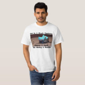 FUNNY T-SHIRT SHARK-CAT CHASING DUCK ON ROOMBA (Voorkant volledig)