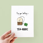 Funny Tea-rrific Pun Carte Anniversaire<br><div class="desc">J'espère que votre anniversaire est riche en thé - drôle de carte d'anniversaire de jeu de mots avec une illustration minimaliste d'un sac à thé</div>