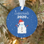 Funny Toilet Roll Snowman 2020 Arbre de Noël<br><div class="desc">2020 a été assez une année ! Ce sera un noël comme personne d'autre, répandre quelques rires avec un joyeux ornement d'arbre de Noël du virus de la corona. Avec le texte "Noël 2020". Un mignon bonhomme de neige fait d'une tour de rouleaux de toilette, portant un masque, un chapeau...</div>