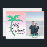 Funny Tropical Beach Carte de Noël<br><div class="desc">Envoyez des voeux chaleureux cette saison de vacances avec ces cartes de Noël tropicales amusantes. Ces cartes lisent "laissez-le neiger... ailleurs" avec un palmier lumineux et un graphique à cordes. Ajoutez votre propre photo et votre nom.</div>