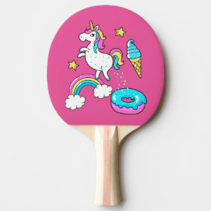 Funny unicorn pooping rainbow sproinkles op donut tafeltennisbatje