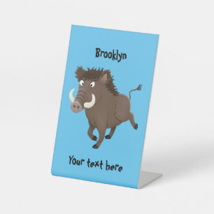 Funny wild boar razorback cartoon illustratie reclamebord met voetstuk