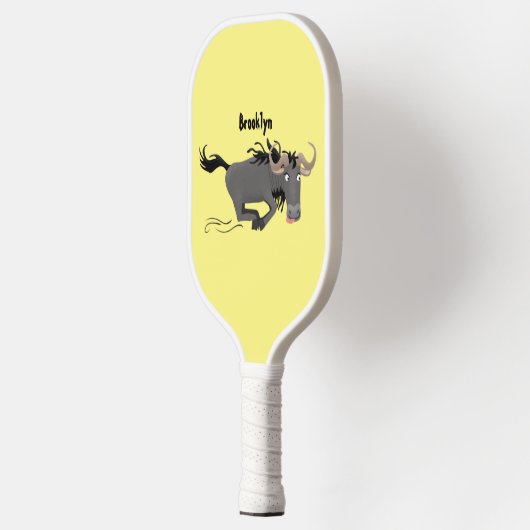 Funny wildebeest die de illustratie van de cartoon pickleball paddle (Links)