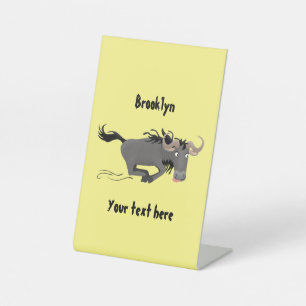 Funny wildebeest die de illustratie van de cartoon reclamebord met voetstuk