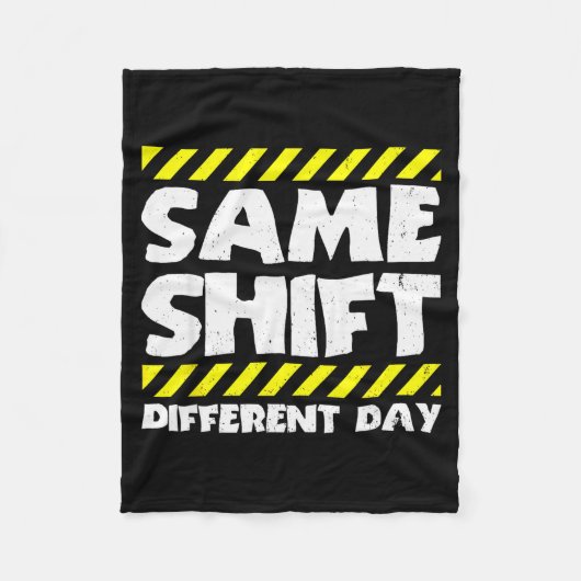 Funny Work Meme - Same Shift Different Day - Facto Fleece Deken (Voorkant)