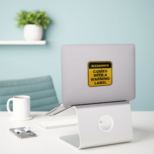 Funny yellow warning label personaliseer voorzicht (Laptop op bureau)