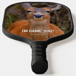 Funny Young Blacktail Deer glimlacht op fotograaf Pickleball Paddle