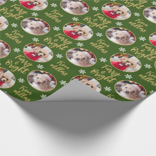 Furry & Bright Dog Foto met kerstsnowflake Green Cadeaupapier (Hoek)