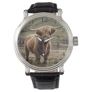 **"Furry Majesty: The Woolly Brown Highland Koe"** Horloge