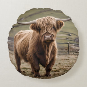 **"Furry Majesty: The Woolly Brown Highland Koe"** Rond Kussen
