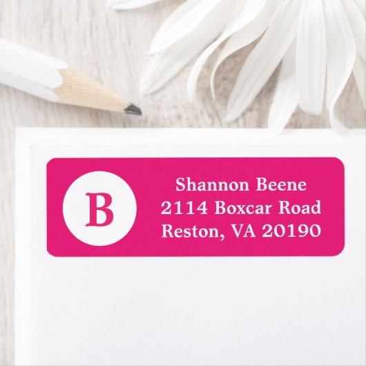 Fuschia Monogram Étiquettes de adresse (En situation)