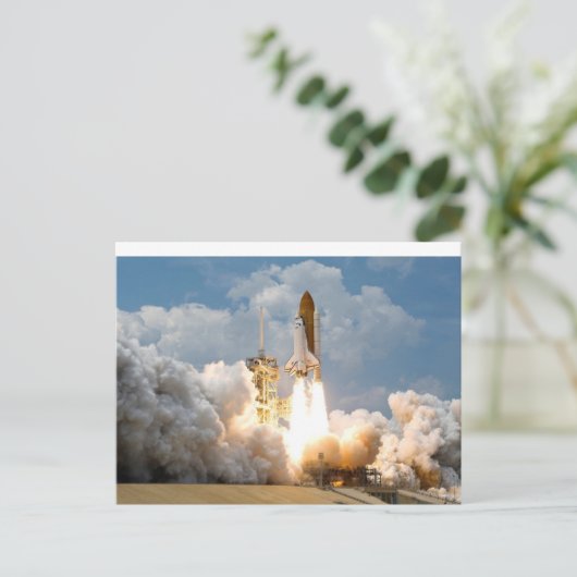 Fusée se projetant dans la carte postale spatiale (Debout devant)