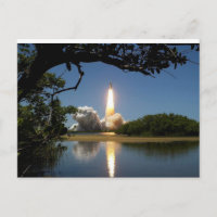 Fusée se projetant dans la carte postale spatiale