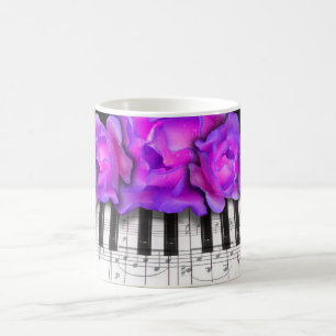 Fushia-Rozen en pianotoetsenbord en -noten Koffiemok