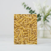 Fusilli pasta macro als achtergrondstructuur briefkaart (Staand voorkant)