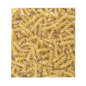 Fusilli pasta macro als achtergrondstructuur notitieblok (Voorkant)