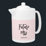 Futur de la mariée Mme Blush Pink Teapot<br><div class="desc">Futur de mariée Mme Blush Pot de thé rose avec texte Futur Mme Plus de produits avec ce design sont dans la collection ci-dessous</div>