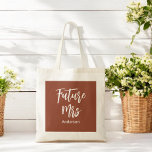 Futur de la mariée Mme Brown Sac fourre-tout Terra<br><div class="desc">Futur de la mariée Mme Terracotta Sac fourre-tout avec Avenir du texte Mme Terracotta/Orange brûlé/Blanc Brown. Consultez notre collection de magasins ci-dessous pour les articles correspondants.</div>